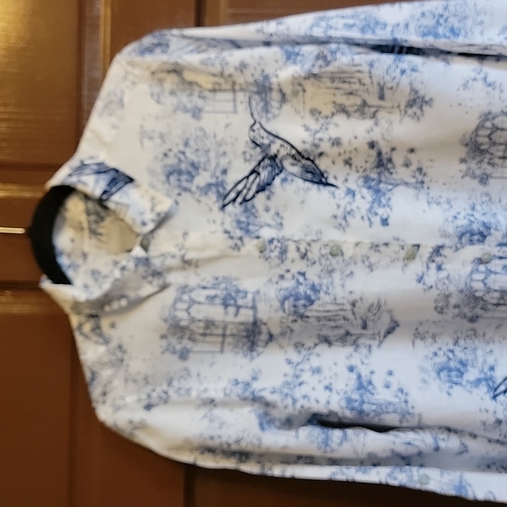 Chico's-Linen blue and white print top, collared, buttoned down front Size 4/6.